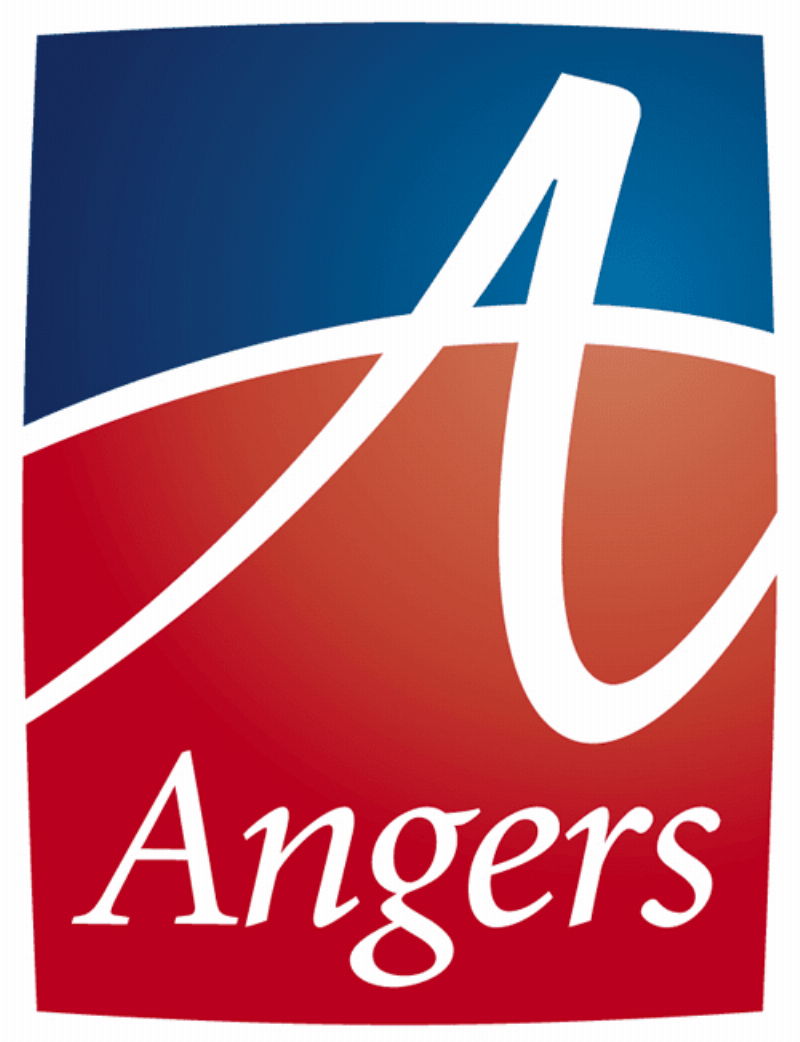 Installation de sculpture abstraite contemporaine dans un espace public français